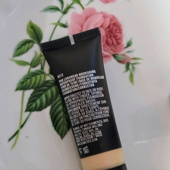 NIB MAC Pro Longwear Nourishing Waterproof Foundation – Shade NC12 – 0.84oz - Picture 3 of 5